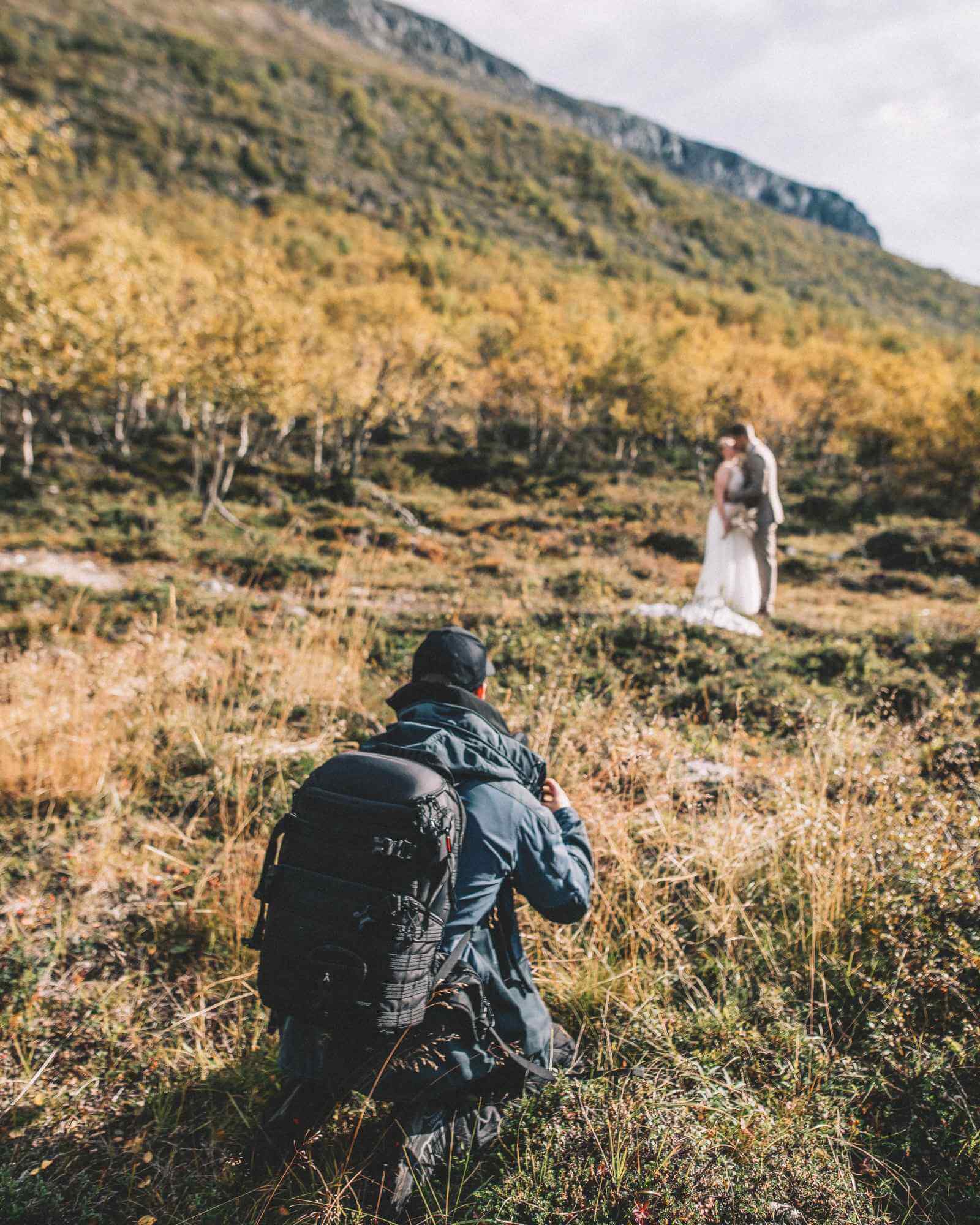 Häävalokuvaus Lappi Films Hääkuvaaja ohjeistaa hääparia Kilpisjärven ruskamaisemissa